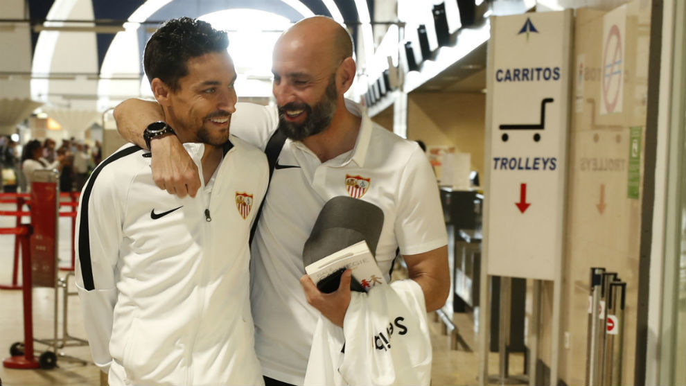 Navas (34) y Monchi (50), en el aeropuerto de San Pablo en Sevilla.