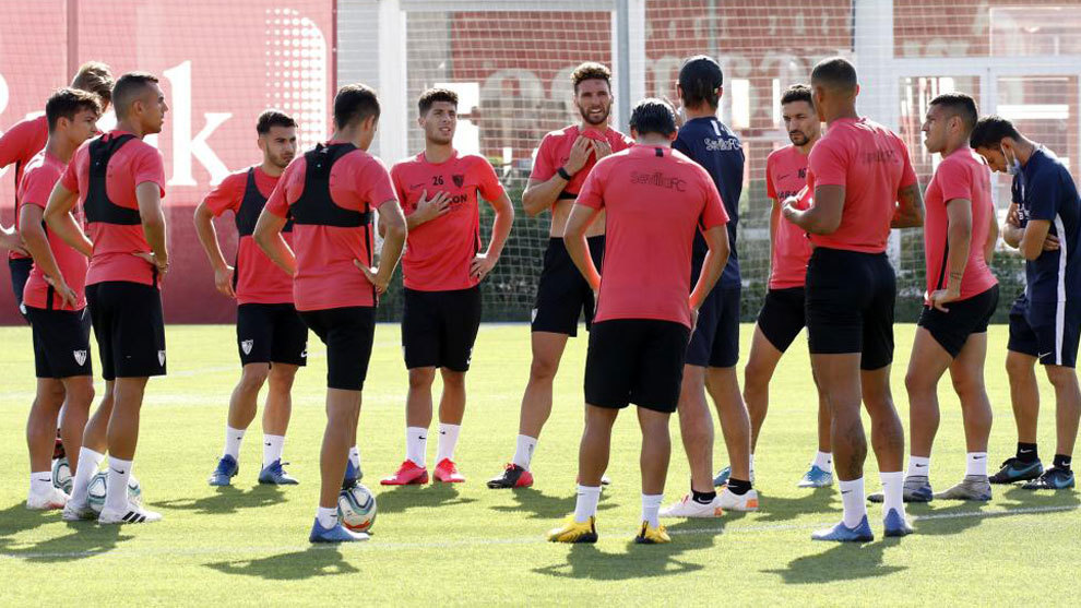 Los jugadores del Sevilla, en un entrenamiento