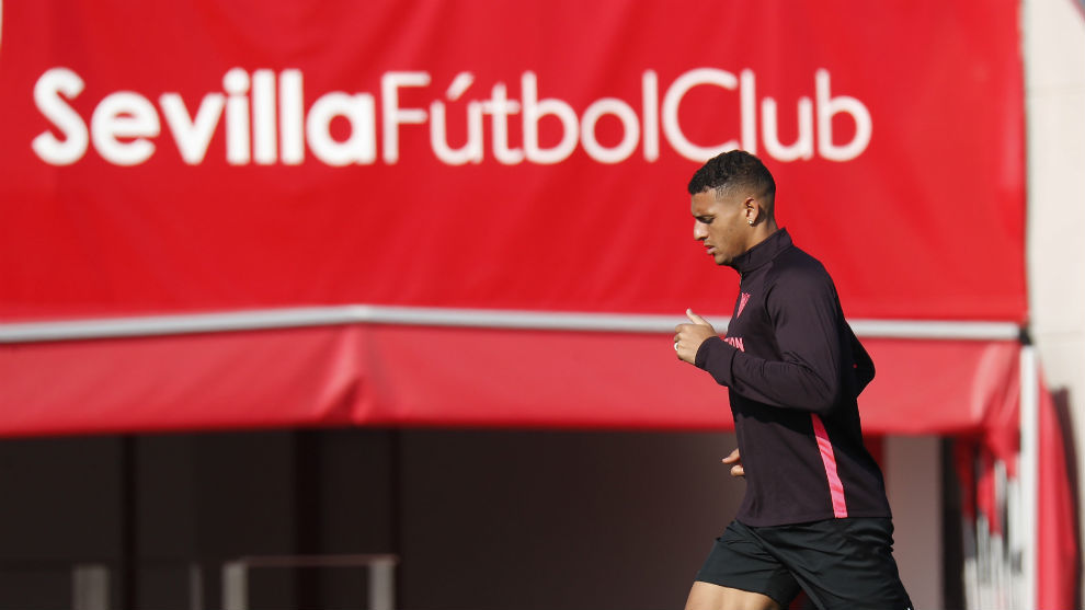 El defensa Diego Carlos (27), en un entrenamiento con el Sevilla.