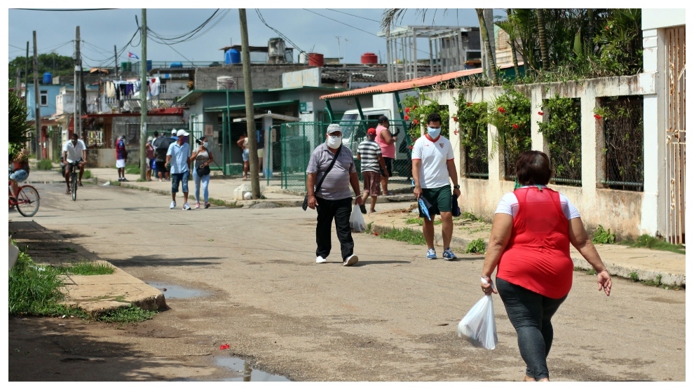 Coronavirus en América: Ciudadanos de La Habana paseando por la capital de Cuba.