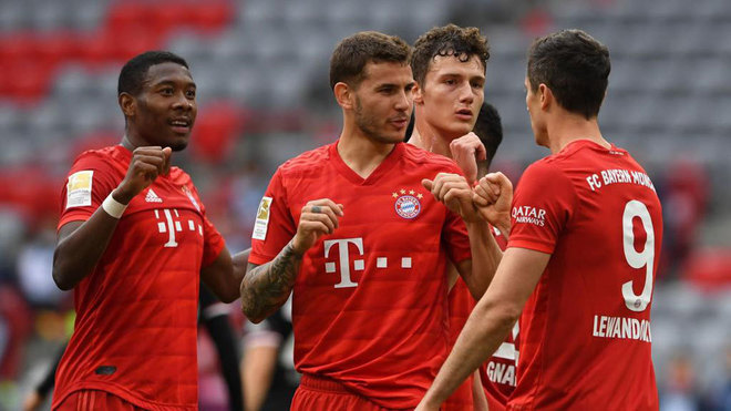 Lucas celebra con Lewandowski el tercer gol del Bayern.