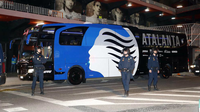 La Atalanta a su llegada a Mestalla para jugar a puerta cerrada.