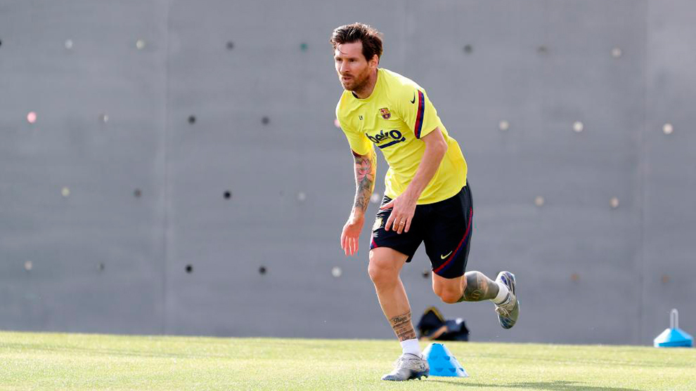 Messi doesn't exercise exit clause and will stay at Barcelona for another season