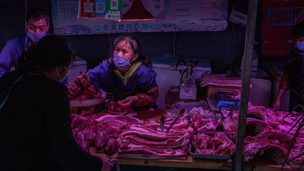 Carnicera en un mercado de China, donde eran habituales los puestos...