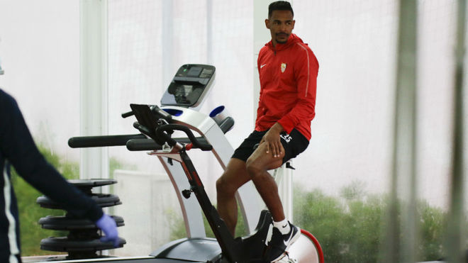 Fernando, montando en una bicicleta en el gimnasio.