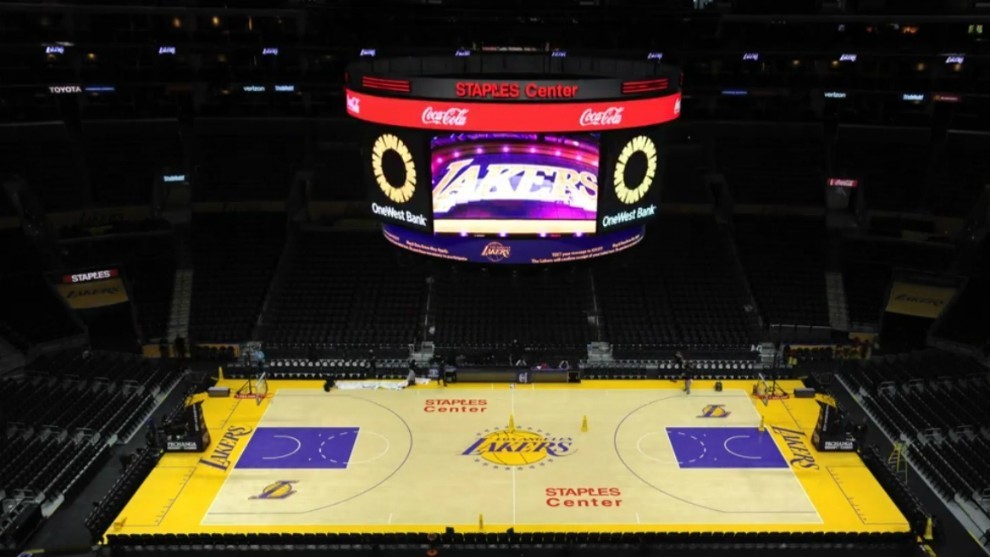 Panormica del Staples Center antes de un partido de los Lakers.