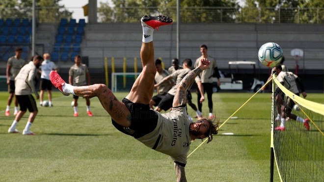 Real Madrid prepare for Eibar with a game of football tennis
