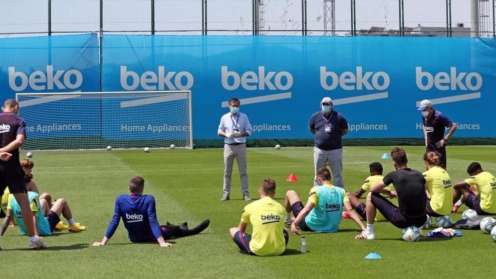 Bartomeu visits the Barcelona squad.