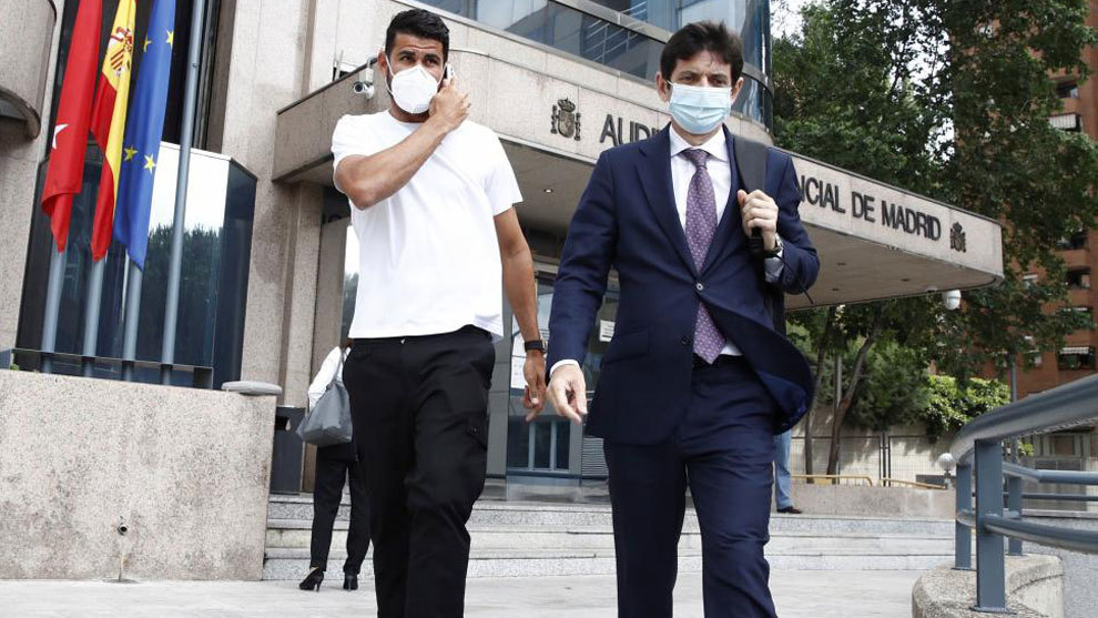 Diego Costa, junto a su abogado Carlos Sáinz, a la salida de la...