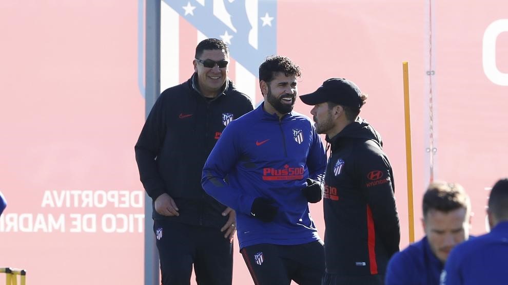 Costa sonre en una sesin en presencia de Simeone y Burgos.
