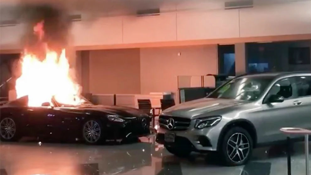 El concesionario de Mercedes-Benz arrasado por los violentos en Oakland.