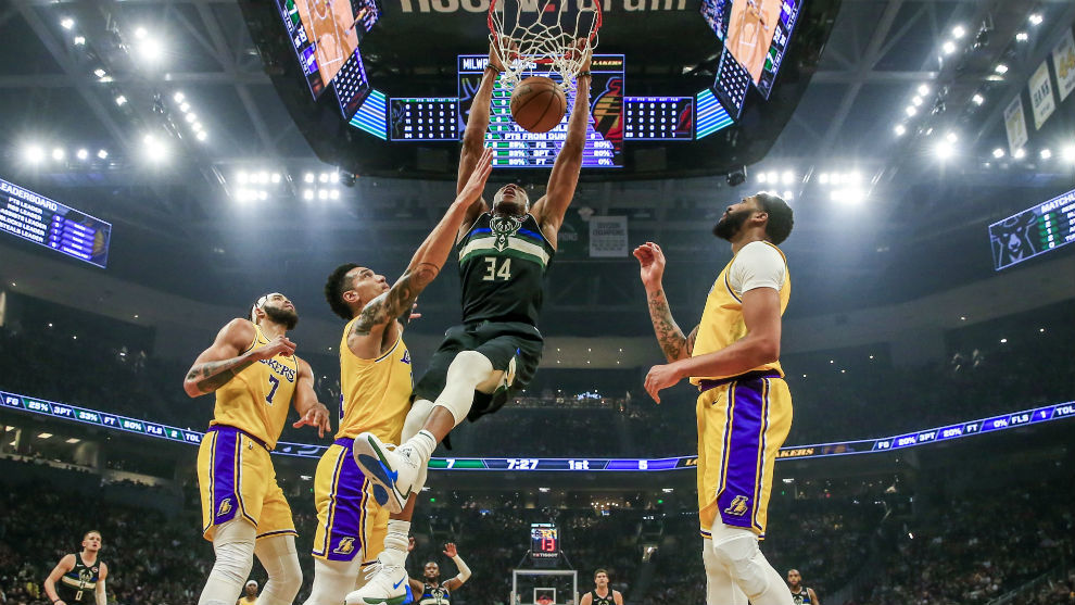 Antetokounmpo hace un mate durante un Bucks-Lakers