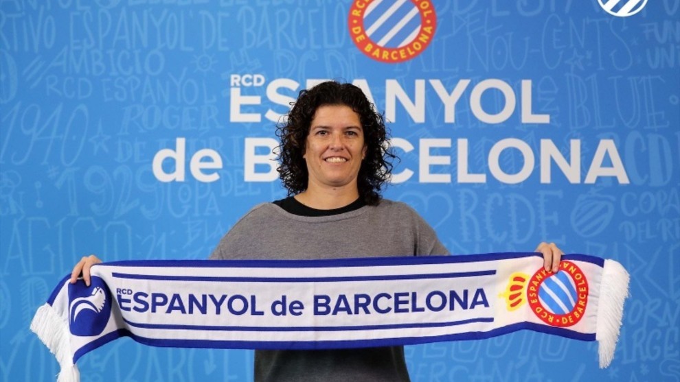 Raquel Cabezn posa con la bufanda del Espanyol tras el nombramiento.