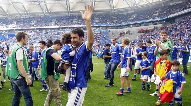 Schalke call Raul for advice as they look to turn around their fortunes