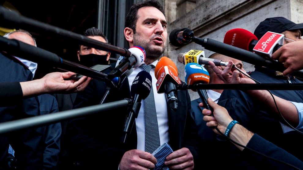 Vincenzo Spadafora, Ministro de Deportes de Italia, ante los medios.