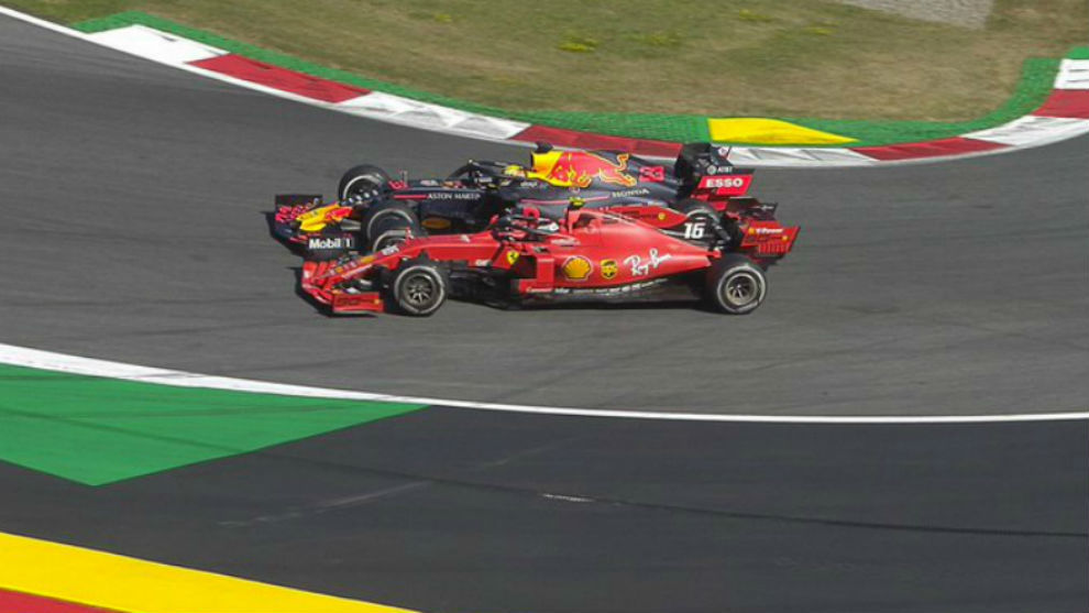Momento en el que Verstappen adelanta a Leclerc, en la ltima vuelta...