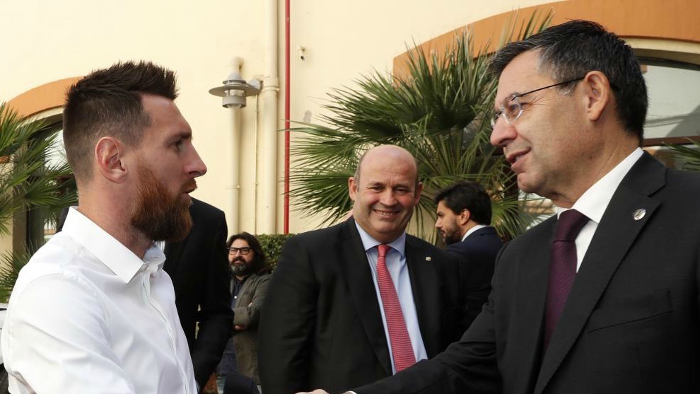 Leo Messi, Óscar Grau y Bartomeu, en un acto de la entrega de la Bota...