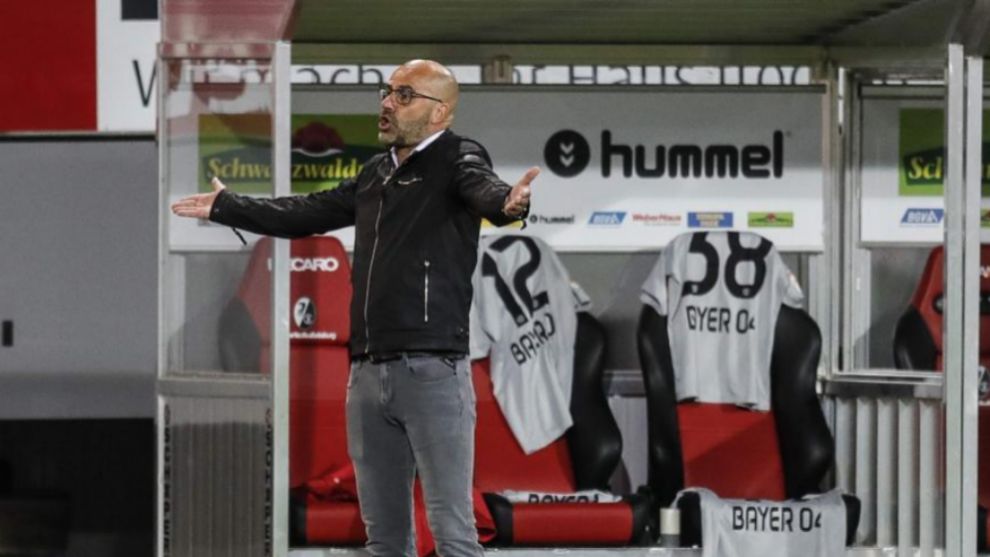 Peter Bosz se lamenta durante el partido entre Friburgo y Leverkusen.