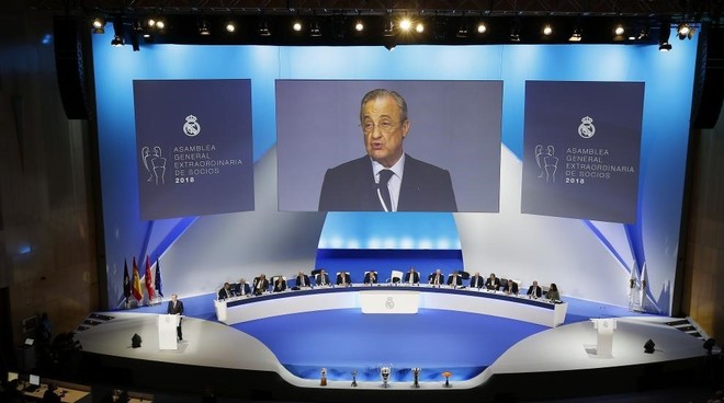 El presidente del Real Madrid se dirige a los socios compromisarios en...