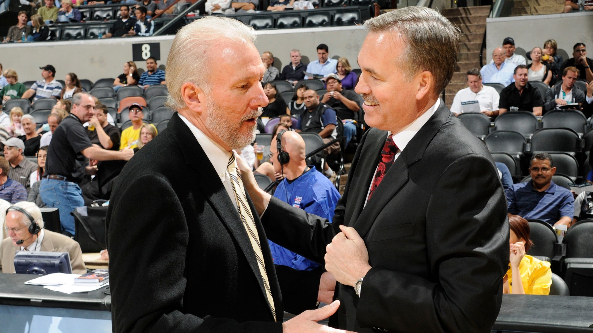 Gregg Popovich, entrenador de los Spurs, saluda a Mike D&apos;Antoni, su...