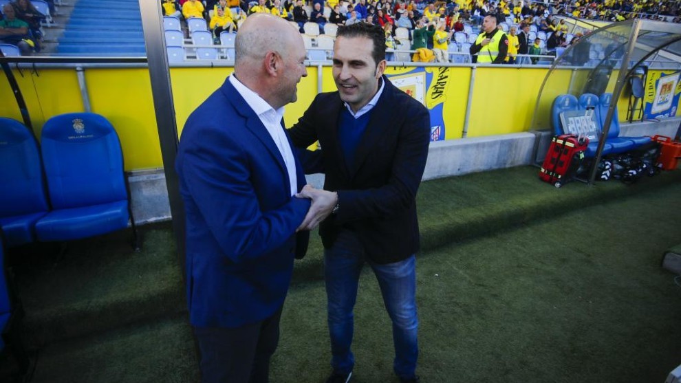 Pepe Mel y Rubn Baraja se saludan antes de un partido en el estadio...