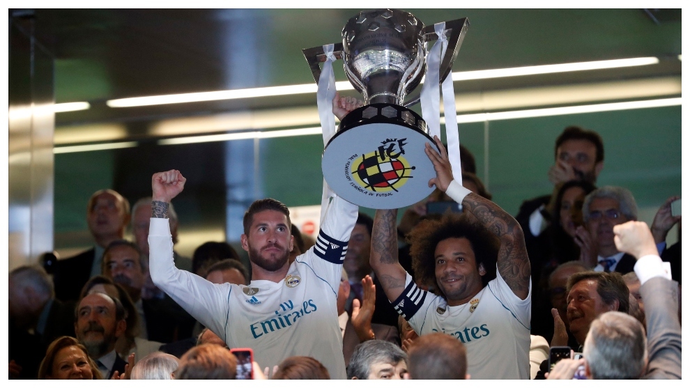 Ramos y Marcelo levantan la ltima Liga ganada por el Madrid.