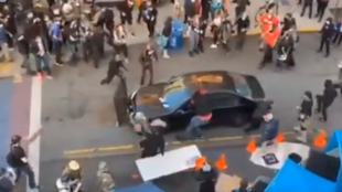 Locura en Estados Unidos: se lanza en coche contra los manifestantes y se lia a tiros