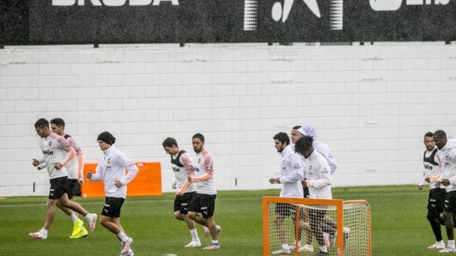 Los jugadores del Valencia durante un entrenamiento.