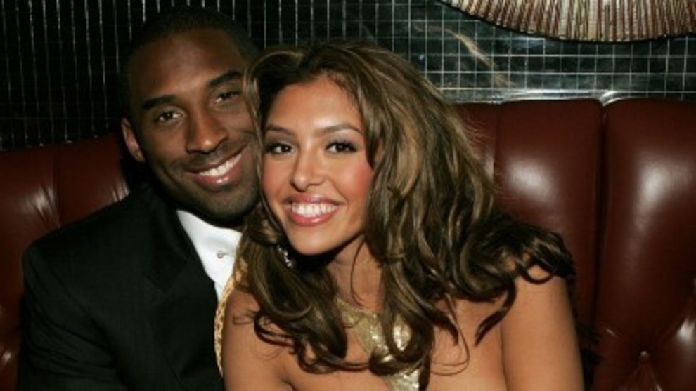Kobe Bryant y su mujer Vanessa posan sonrientes durante una fiesta.