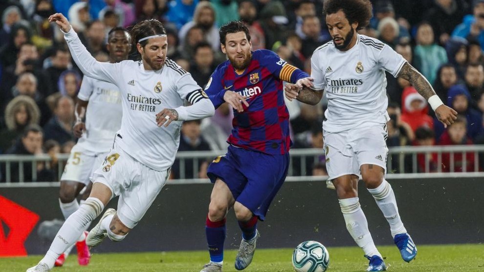 Sergio Ramos (34), Messi (32) y Marcelo (32) pugnan por el baln en el pasado Real Madrid-Barcelona que se jug en la 26 jornada.