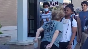 Sin respeto a nada: una seora escupe en la cara a un joven durante una protesta