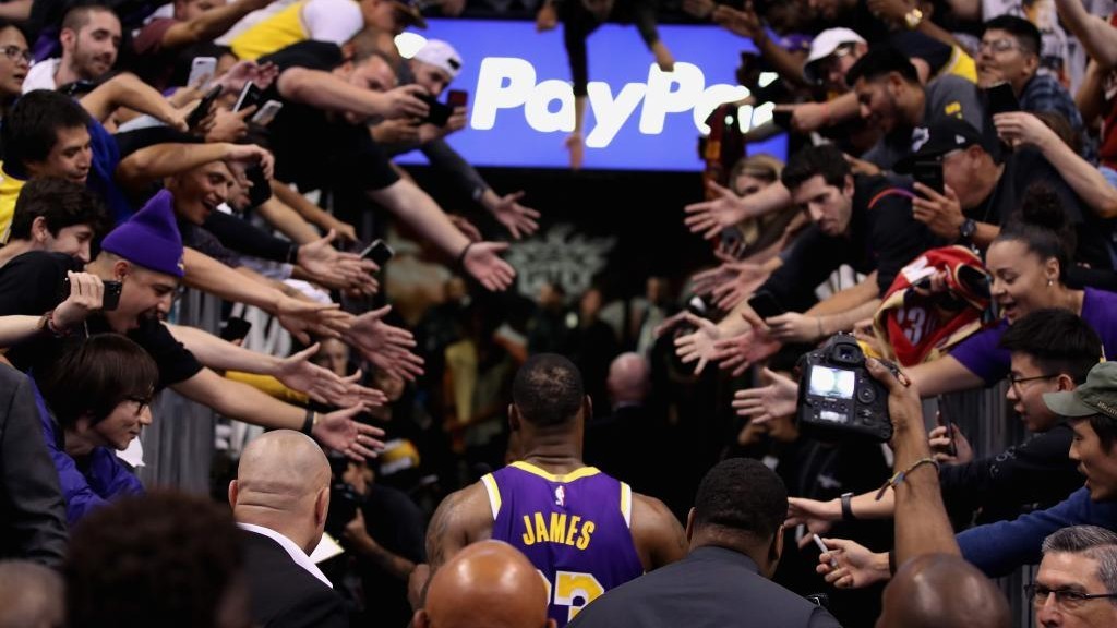 LeBron James, alero de los Lakers, se retira a los vestuarios rodeado...