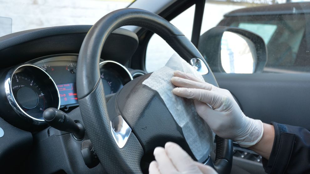 ¿Puede el gel hidroalcohólico para las manos dañar el volante de tu coche?