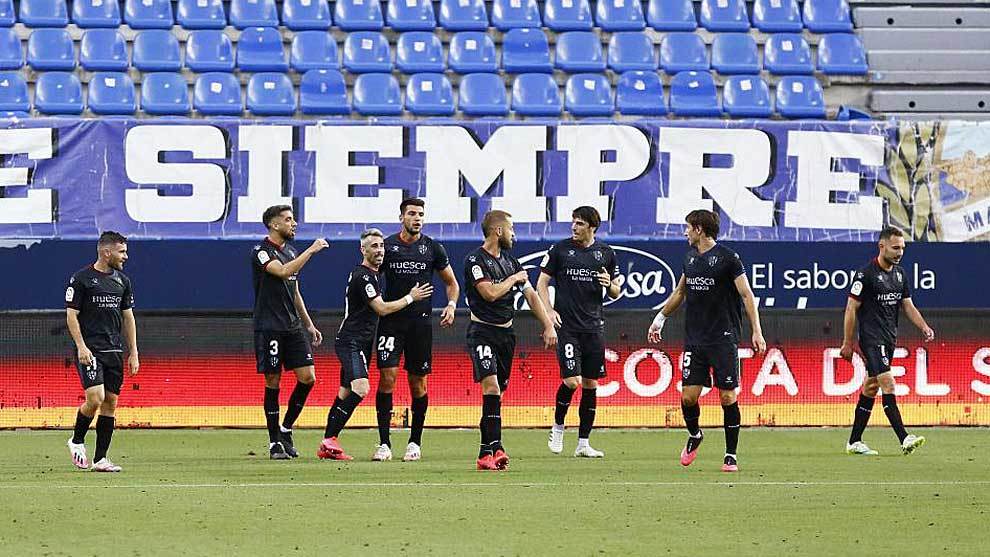 Los jugadores del Huesca celebran uno de sus dos goles en La Rosaleda