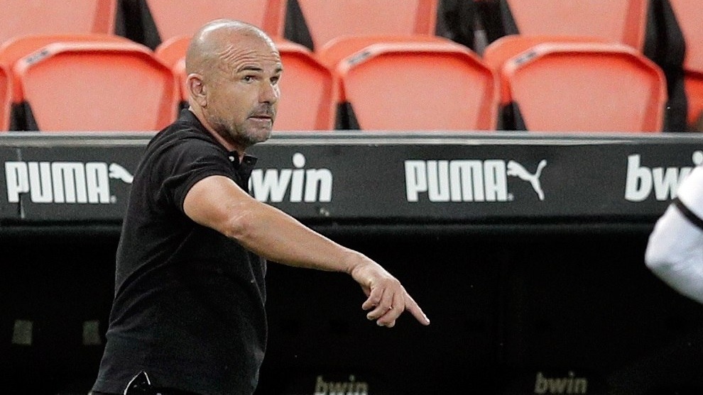 Paco Lpez da indicaciones durante el partido Valencia - Levante en...