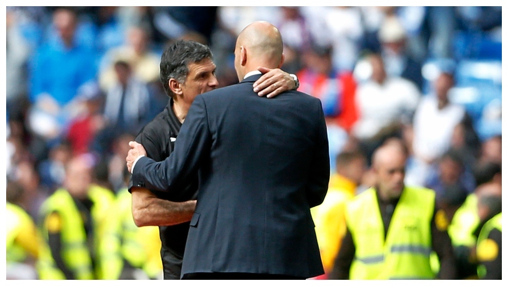 Zidane y Mendilbar se saludan antes de un partido de LaLiga.
