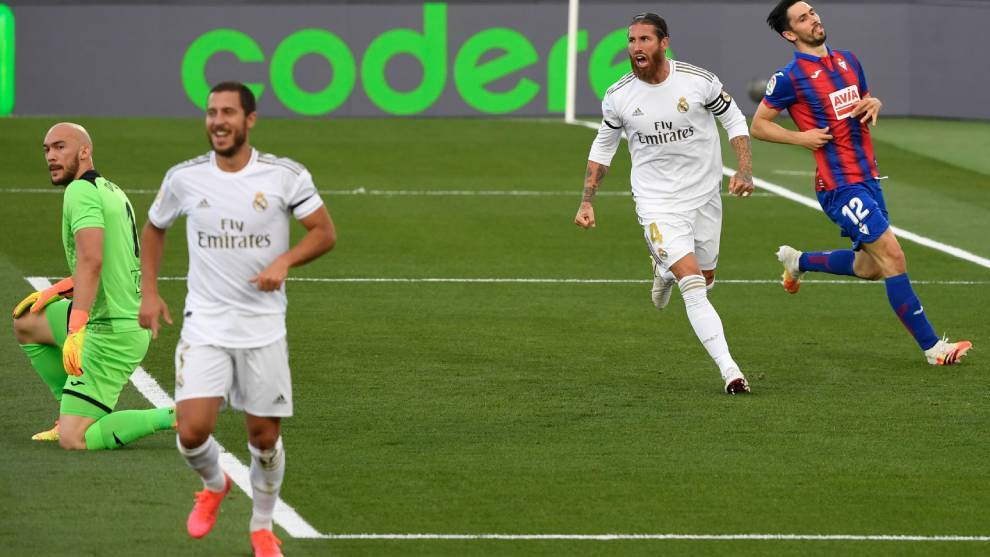 Ramos y Hazard celebran el 2-0 del Real Madrid al Eibar