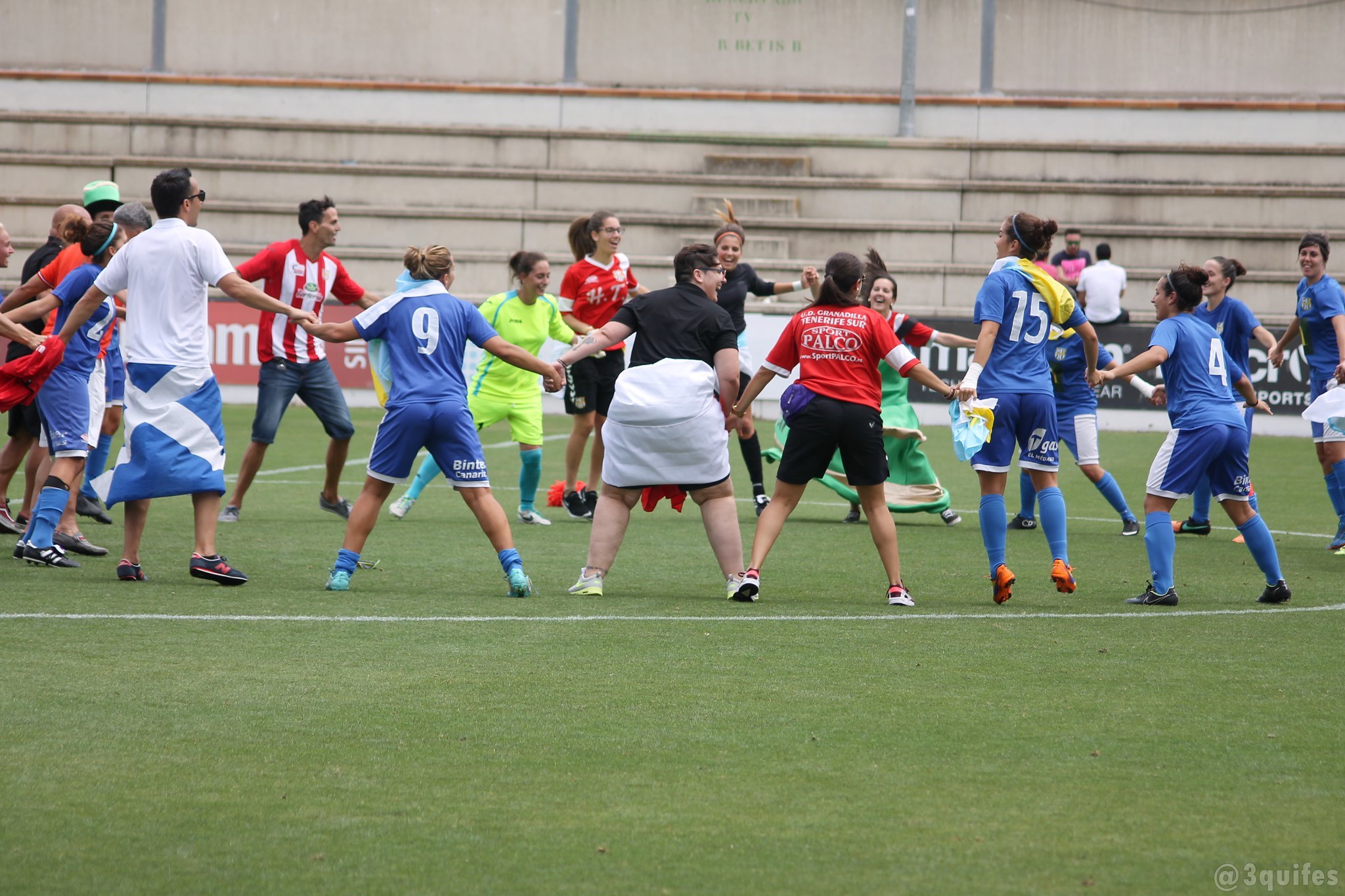 Las jugadoras del Granadilla celebran el ascenso en Sevilla.