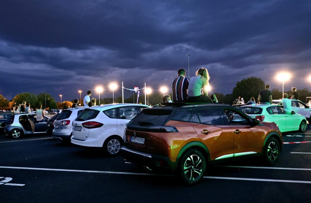 Aficionados en sus coches viendo el atletismo | MARCA.com
