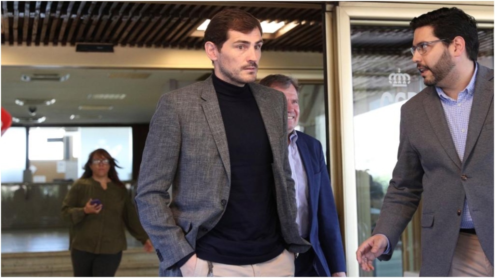 Iker Casillas saliendo del CSD, tras una reunión con Irene Lozano.