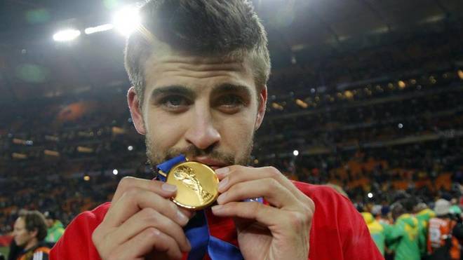 Pique kissing his World Cup winners&apos; medal