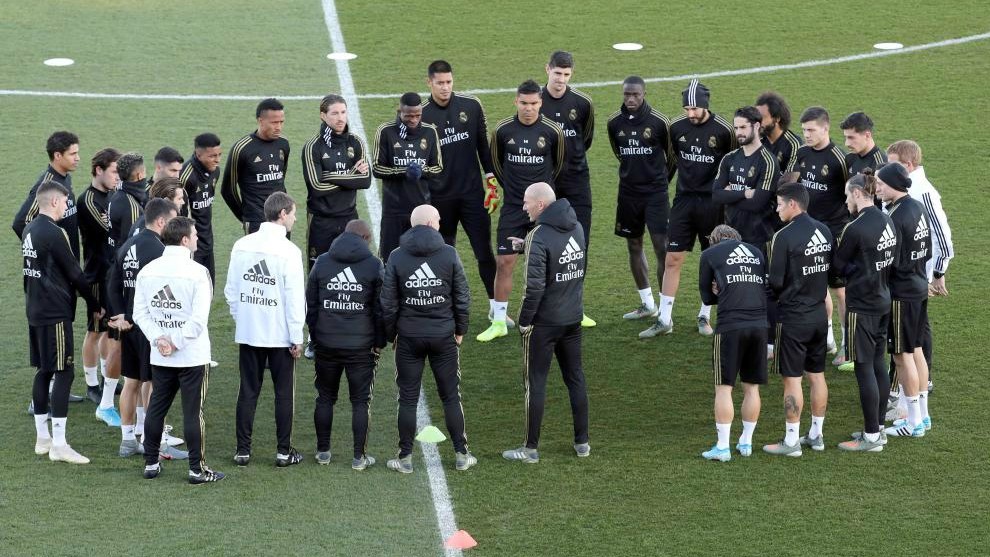 Zidane charla con sus jugadores durante un entrenamiento del Real...