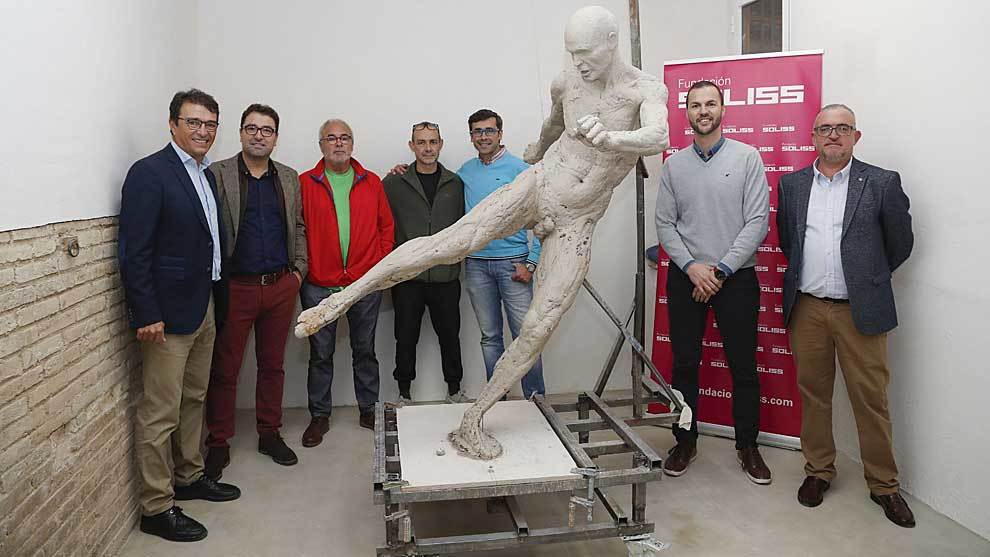 La estatua del histórico gol de Iniesta tendrá que esperar para ser...