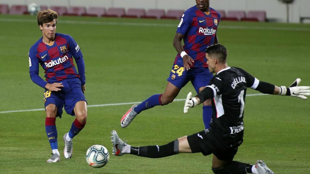 El jugador del Barcelona Riqui Puig dispara ante Cullar.