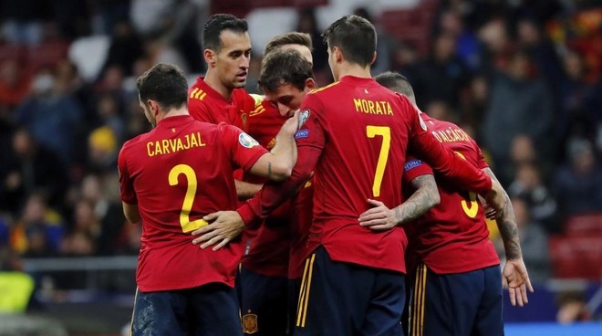 Carvajal, Morata y Busquets se abrazan tras un gol de Espaa ante...