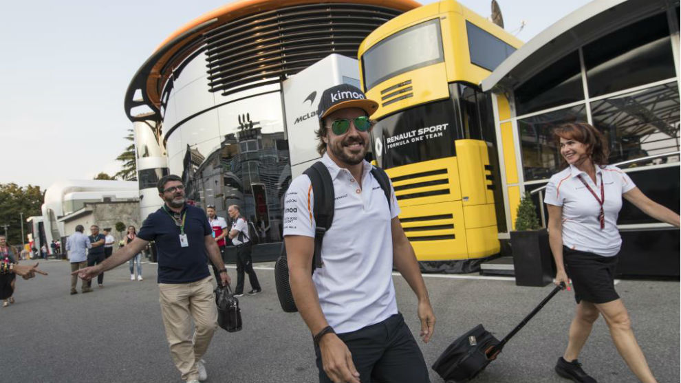 Fernando Alonso, delante del &apos;hospitality&apos; de Renault F1.