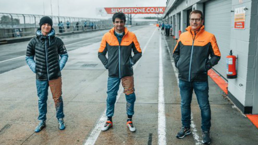 Carlos Sainz junto a Lando Norris y Andreas Seidl, en el Circuito de...