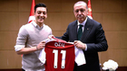 Mezut zil posa junto al presidente turco Erdogan en una foto que...
