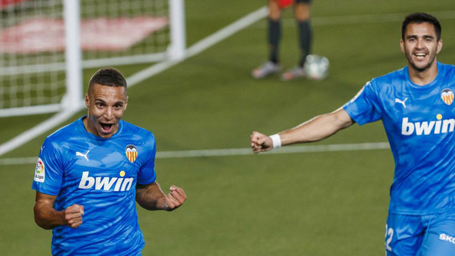 Rodrigo celebra el gol al Madrid antes de anularse.
