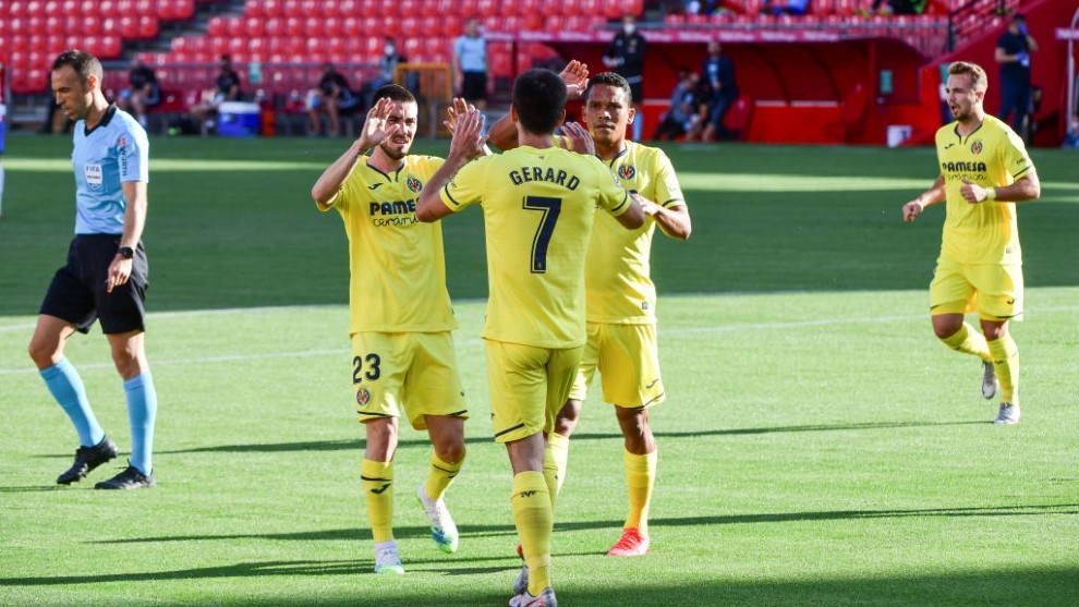 Gerard Moreno celebra el gol del Villarreal en Granada junto a sus...